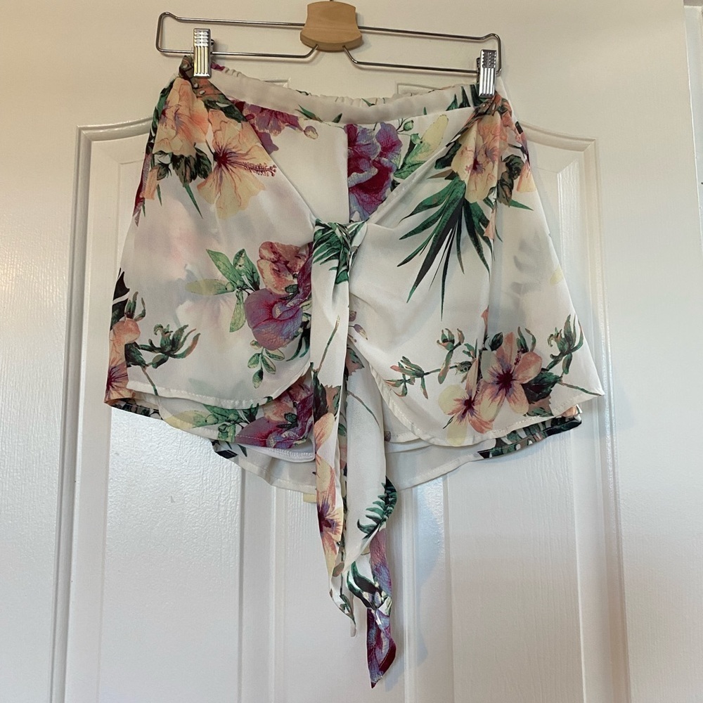 Floral shorts with waist tie